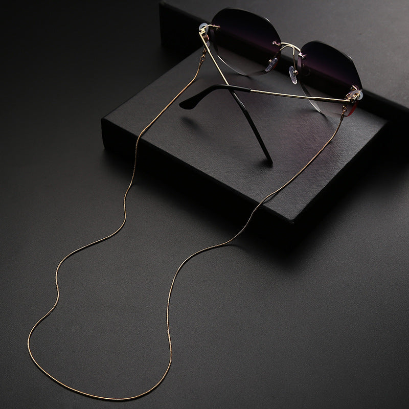Einfache monochrome Brillenketten im Retro-Stil