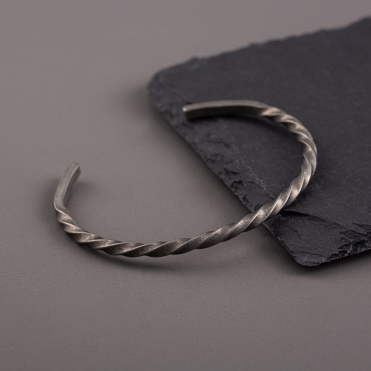 Pulsera cuadrada retorcida de acero de titanio de 3 mm estilo retro
