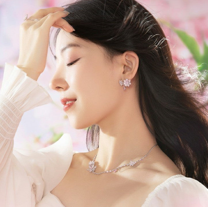 Romantic And Elegant Necklace Girl