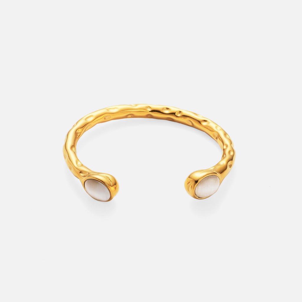 Exquisita Pulsera Abierta de Acero de Titanio con Chapado en Oro Genuino y Circonitas