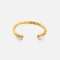 Exquisita Pulsera Abierta de Acero de Titanio con Chapado en Oro Genuino y Circonitas