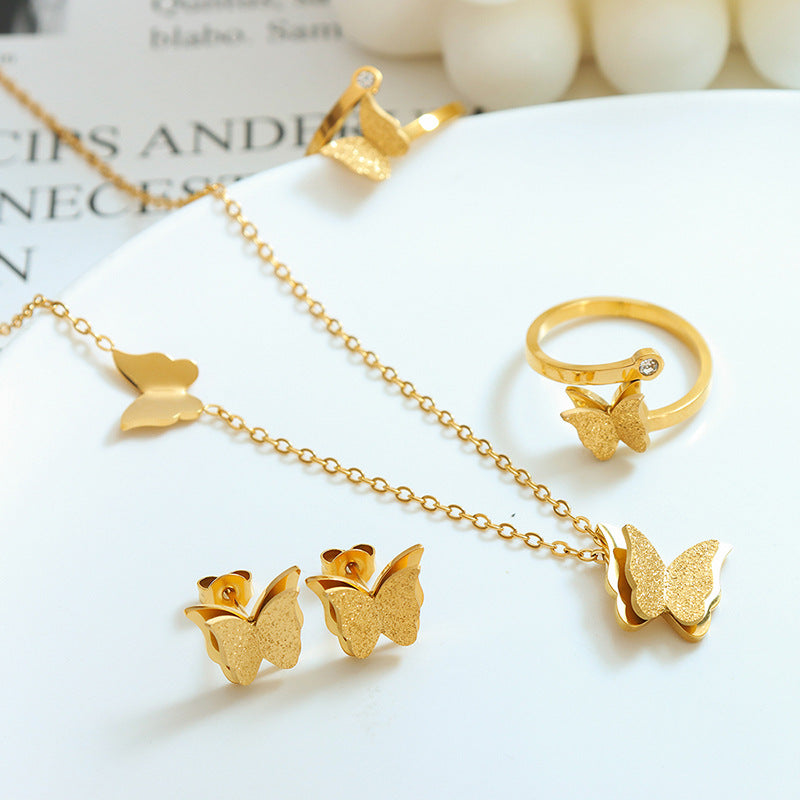 Juego de collar, pendientes y anillo de acero de titanio con textura esmerilada y bonita mariposa