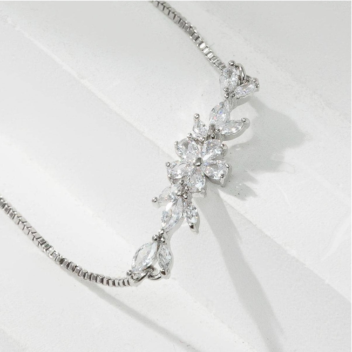 1pcs Fashionable Zircon Bracelet Silver Flower Leaf Drawstring Design Chain Inlaid Gold-plated Bracelet Suitable For Women's Daily Holiday Wear