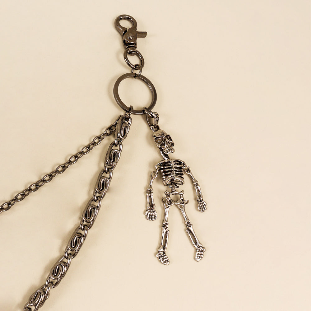 Los más vendidos tanto para hombres como para mujeres son los relicarios de calavera, pistolas de metal, pantalones de cadena negra, vaqueros, monos, accesorios hip-hop hipster y adornos de cintura