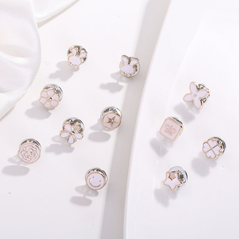 Nuevo estilo clásico trébol de cuatro hojas hebilla anti-exposición no deseada broche de aceite de dibujos animados blanco accesorios de botón gemelos