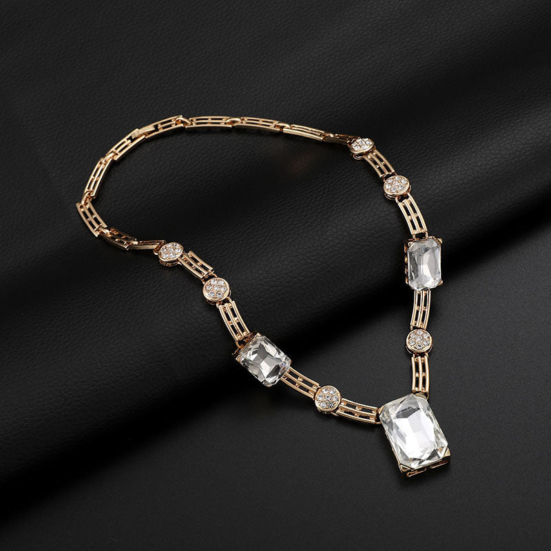 Vier heißbegehrte Armbänder und Ringe mit eingelegten Edelsteinen