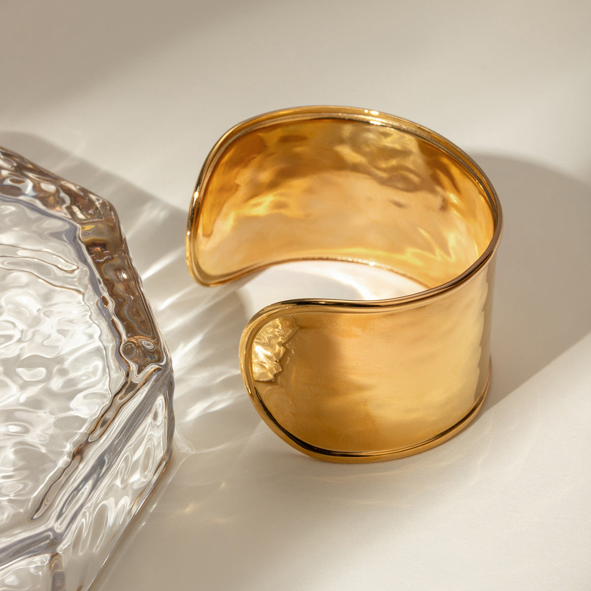 Exaggerated And Personalized 18K Gold Wide Surface Hammer Pattern Open-ended Bracelet