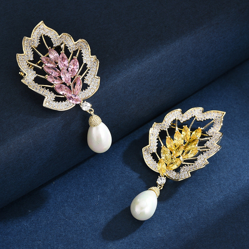 Broche de perlas con hoja de circonita, elegante ramillete