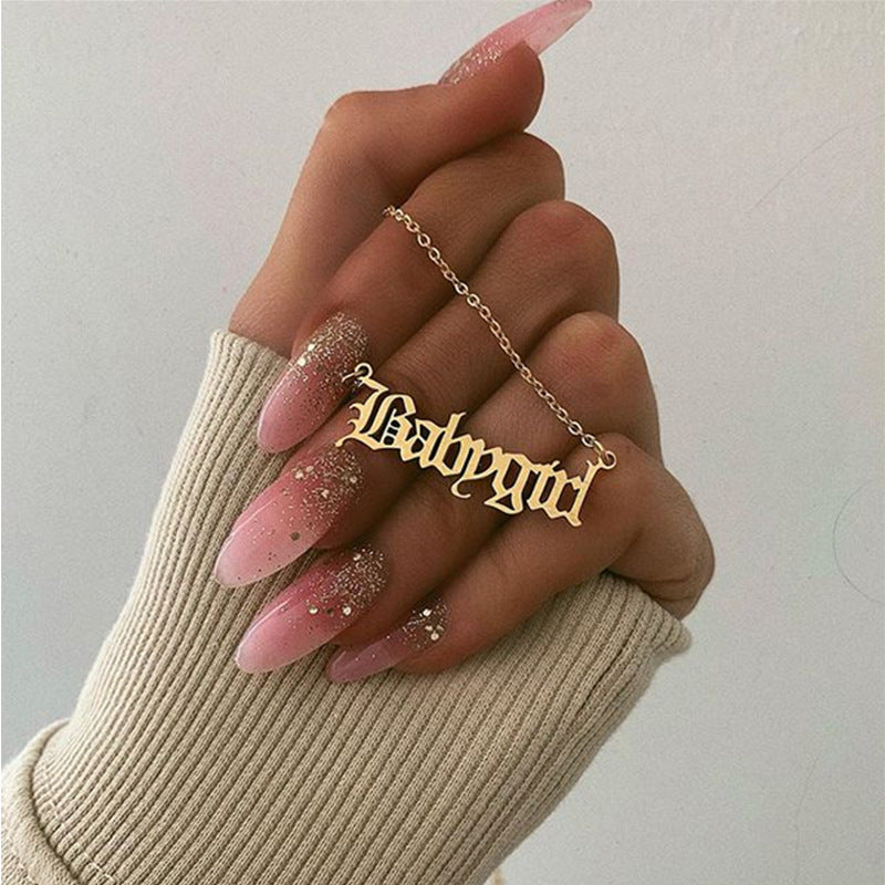 Mode-Halsketten mit Altenglischen Buchstaben „Babygirl“-Anhänger für Damen und Mädchen