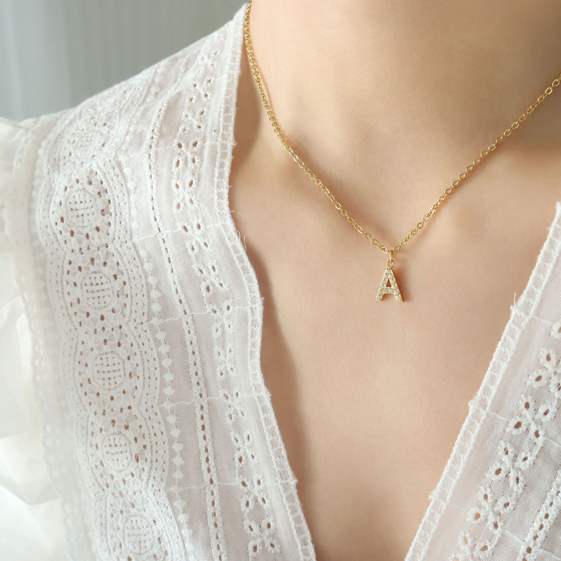Kleiner duftender Stil Modetrend Niedliches Temperament 26 persönliche Buchstaben Zirkonia Halskette Titanschmuck