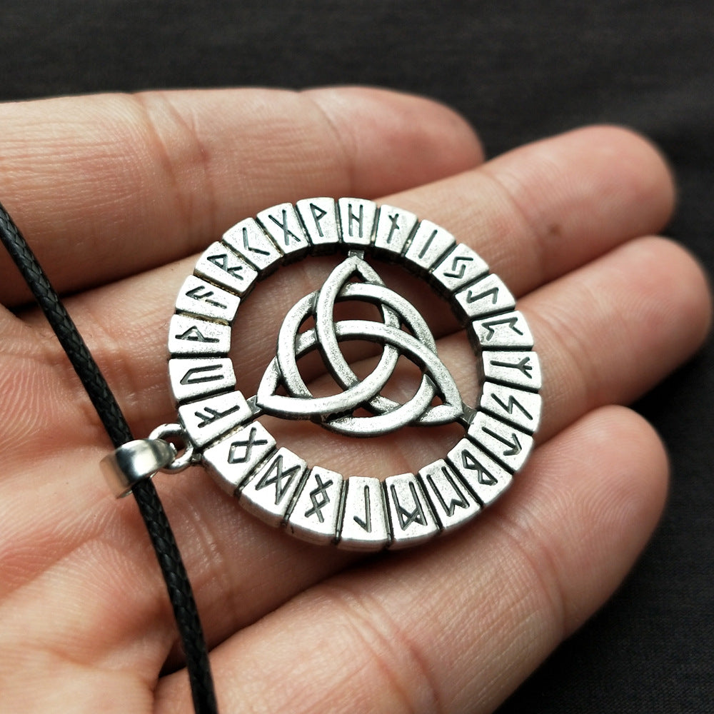 Nordische Halskette mit mythischen Runen-Amulett