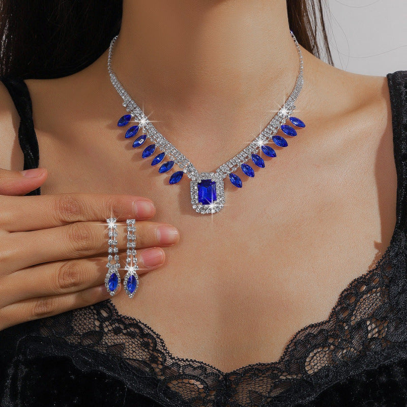 Traje de gala elegante con collar