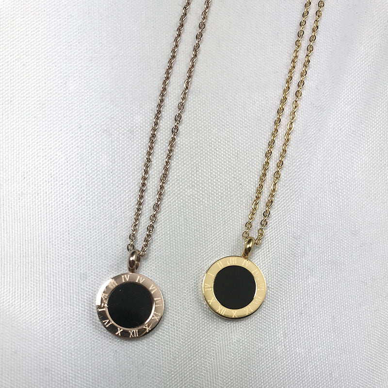 Colgante de concha negra con patrón romano