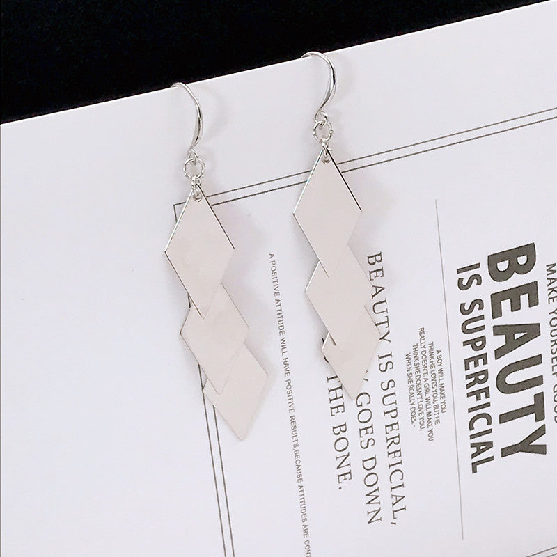 Koreanische Bogenquasten-Ohrringe asymmetrische Perlenblumen-Ohrringe