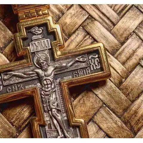 Colgante de aleación con letras grabadas en forma de cruz