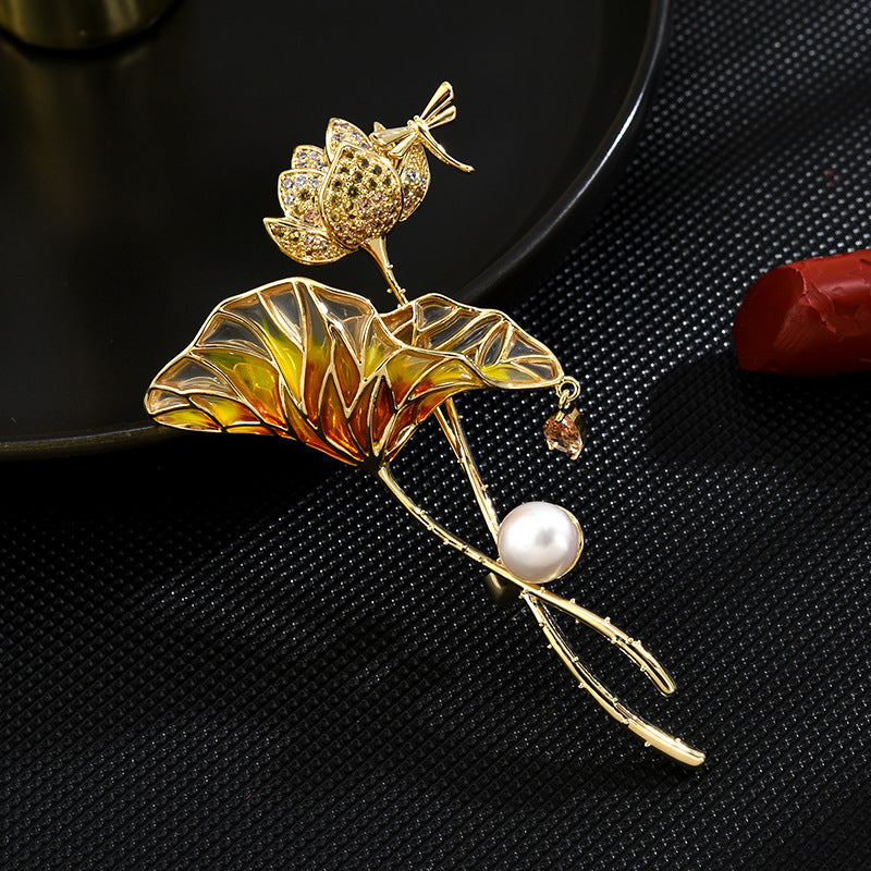 Lotus-Teich-Mondlicht-Brosche, hochwertige Damen
