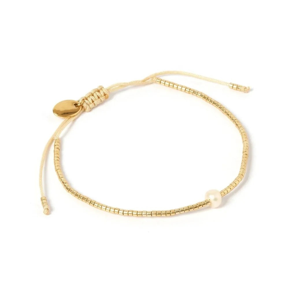 Modisches kleines Goldperlenarmband
