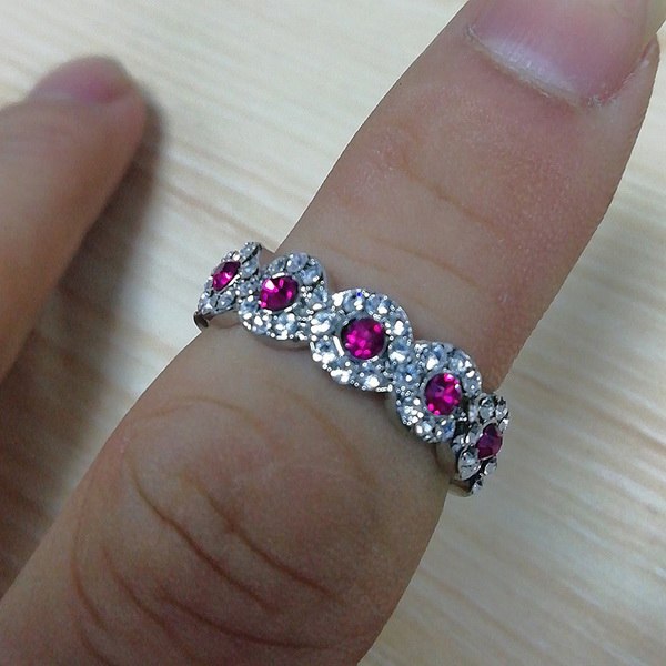 Nuevo anillo de compromiso de rubíes con microincrustaciones Europa y el nuevo aro de circonitas verdes para la abuela