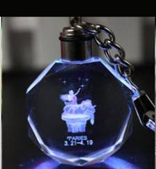 Llavero con colgante de cristal intermitente