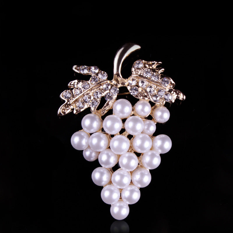 Broche de perlas y uvas de cristal de moda