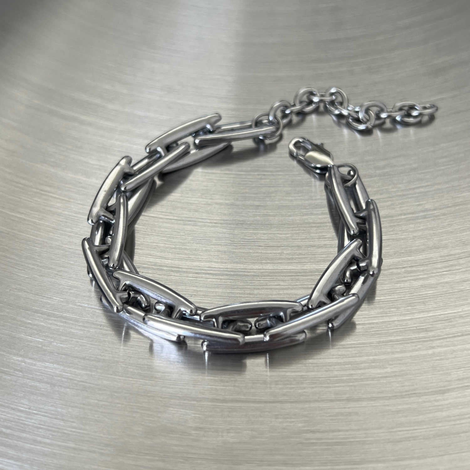 Pulsera para hombre de acero de titanio de diseño avanzado que no se decolora