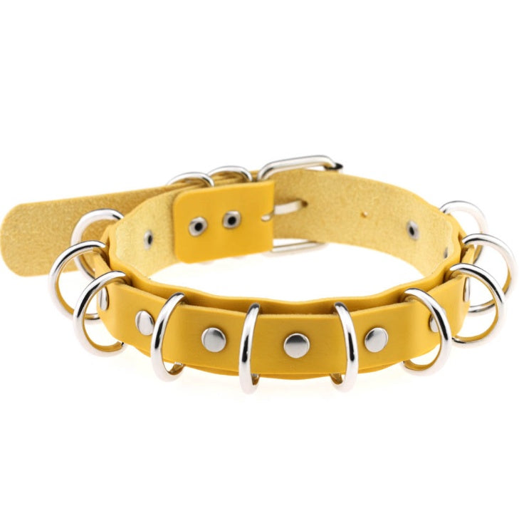 Collar doble de cuero estilo punk exagerado con múltiples aros metálicos
