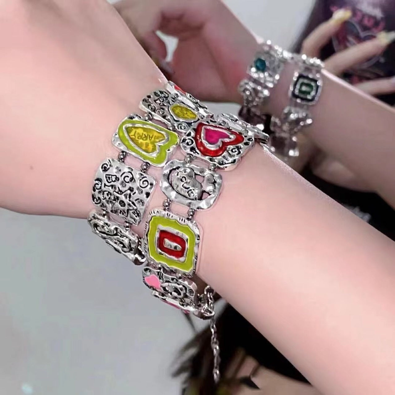Pulsera Esmaltada en Relieve Chica Atrevida