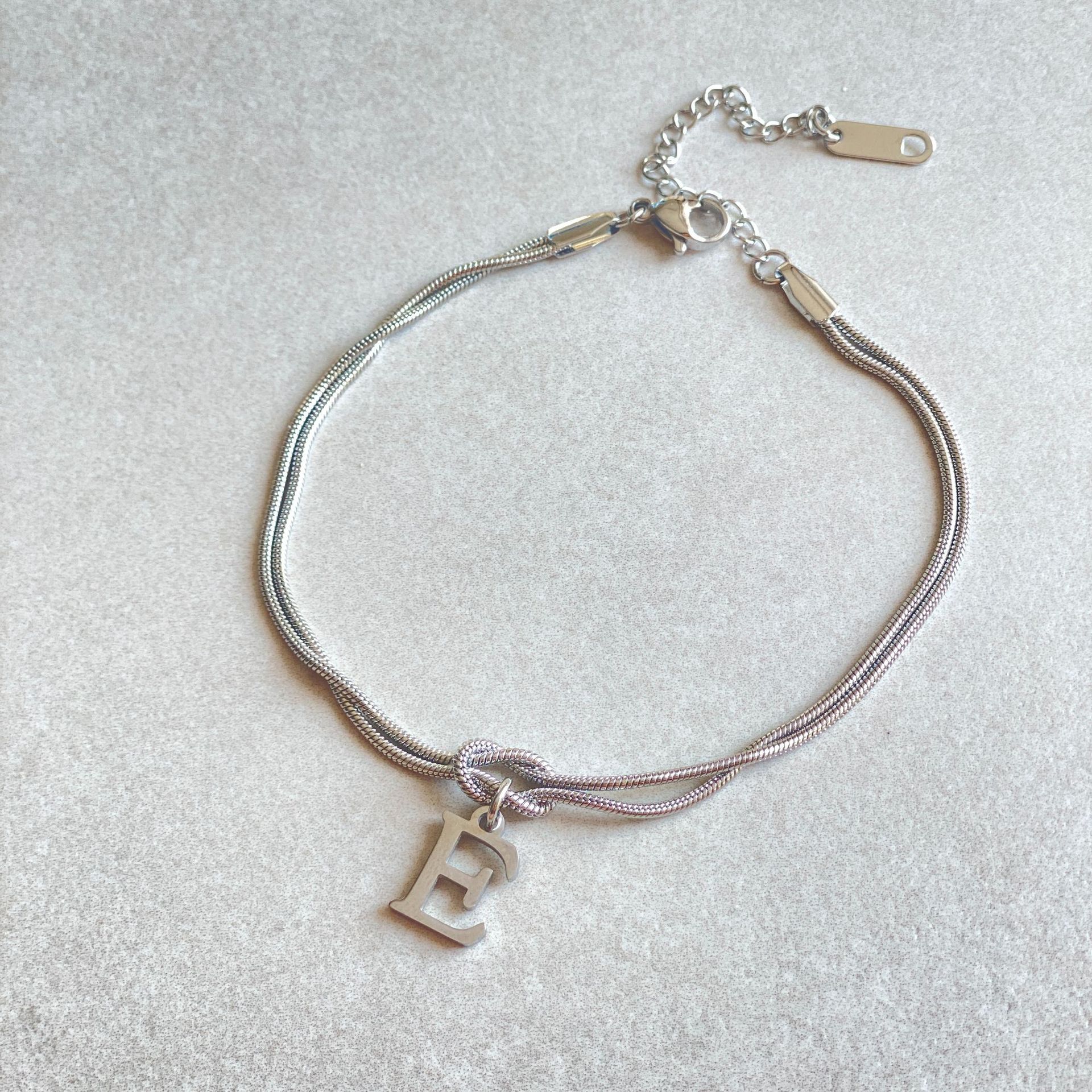 Nuevas pulseras con nudo de amor de la A a la Z para mujer, pulseras con dije de cadena de serpiente delicada de color dorado para parejas, joyería de acero inoxidable, regalo para el Día de San Valentín