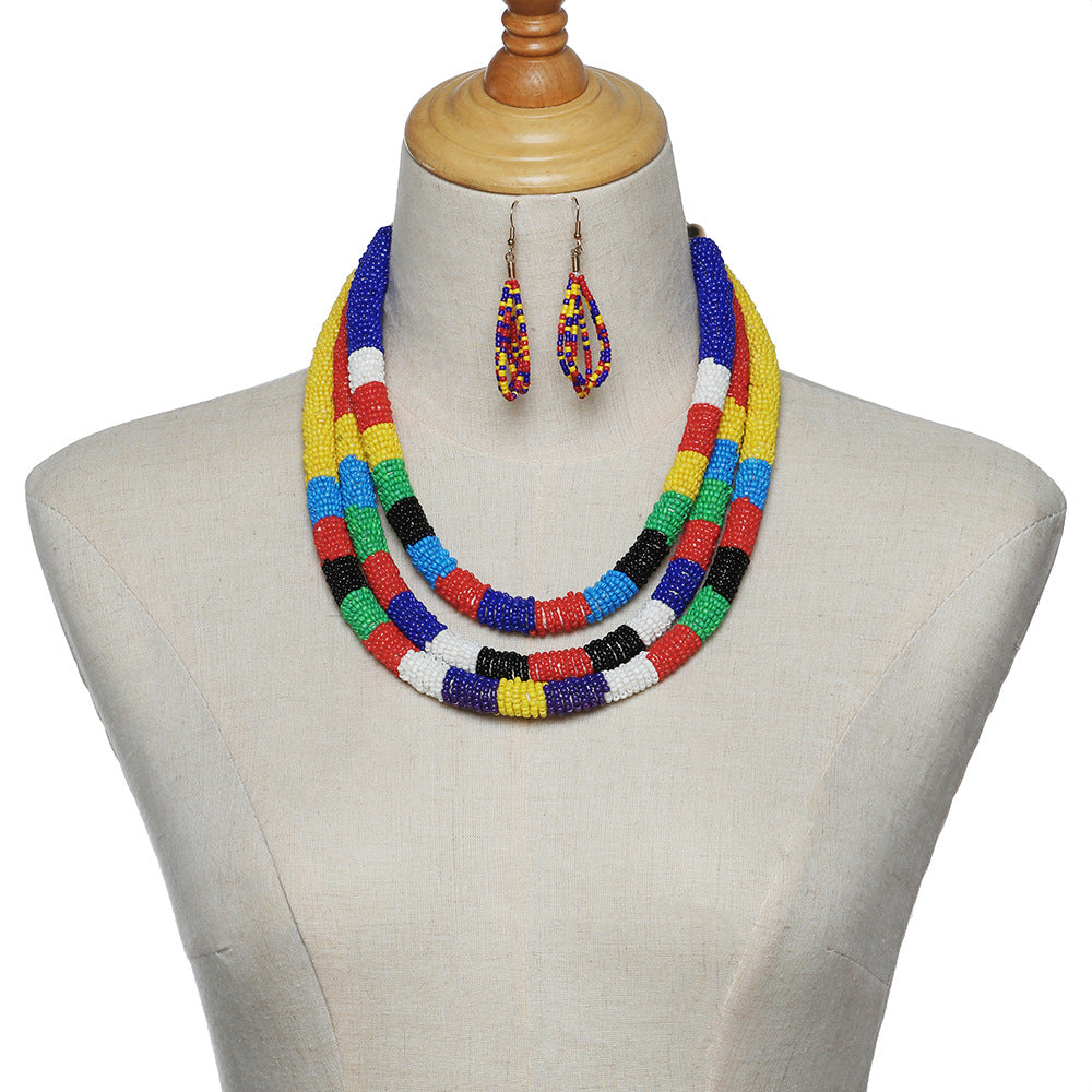 Collar de cuentas de arroz de colores con patrón africano