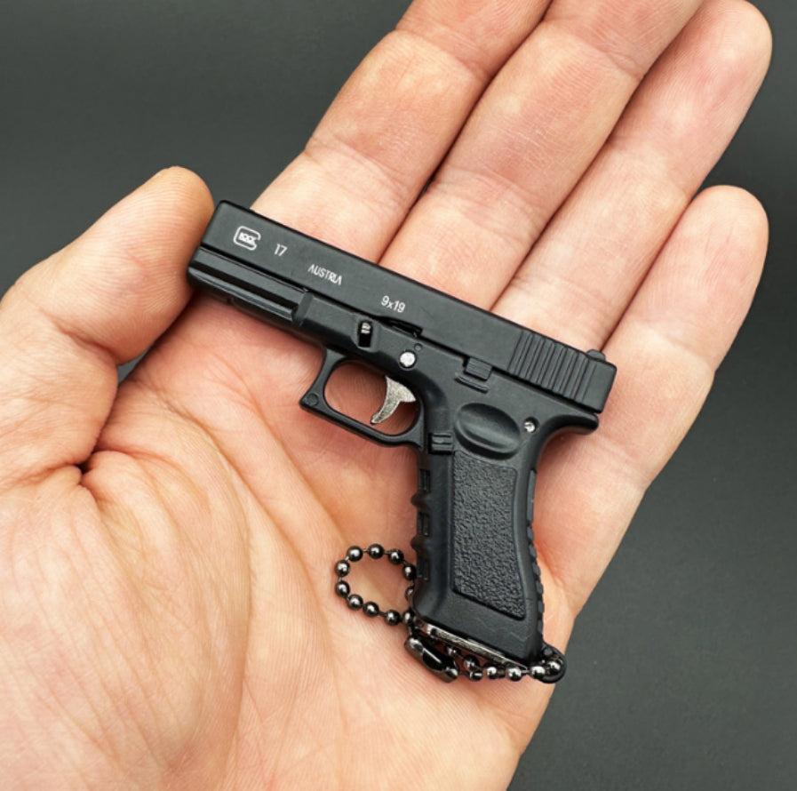G17 Llavero de aleación con forma de pistola, modelo de juguete, regalo, colgante