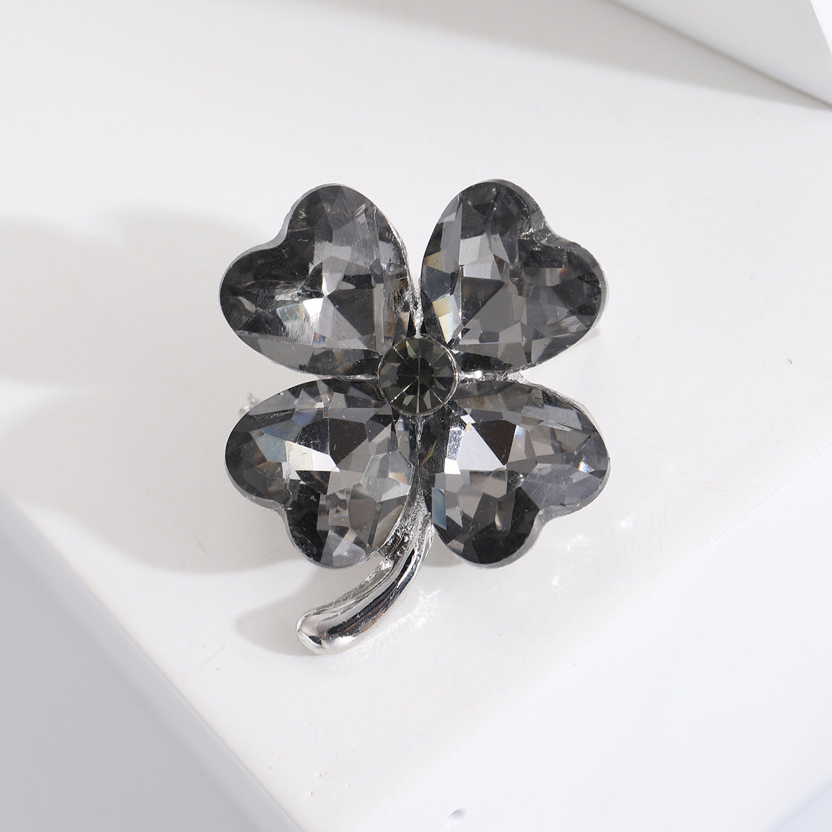 Broche de trébol de cuatro hojas con diamantes de imitación en forma de corazón, sencillo y compacto, a la moda