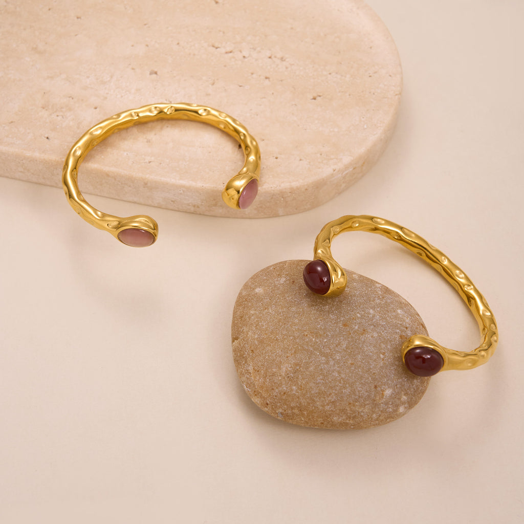 Exquisita Pulsera Abierta de Acero de Titanio con Chapado en Oro Genuino y Circonitas
