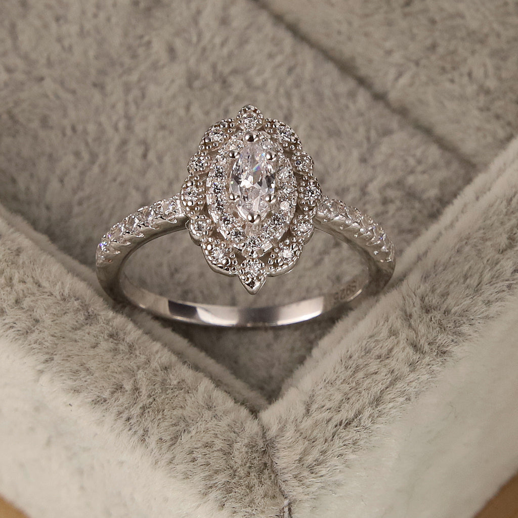 Anillo Ovalado de Plata de Lujo con Diamantes
