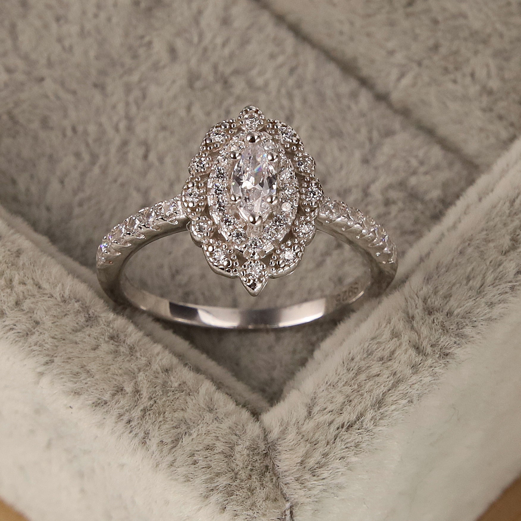 Anillo Ovalado de Plata de Lujo con Diamantes