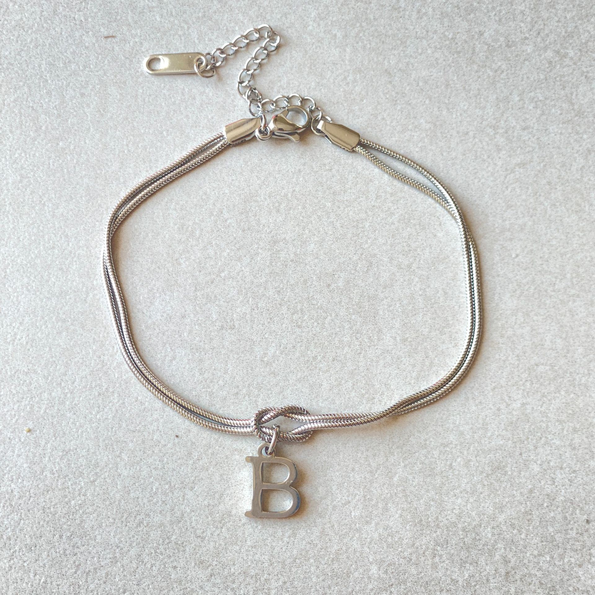 Nuevas pulseras con nudo de amor de la A a la Z para mujer, pulseras con dije de cadena de serpiente delicada de color dorado para parejas, joyería de acero inoxidable, regalo para el Día de San Valentín