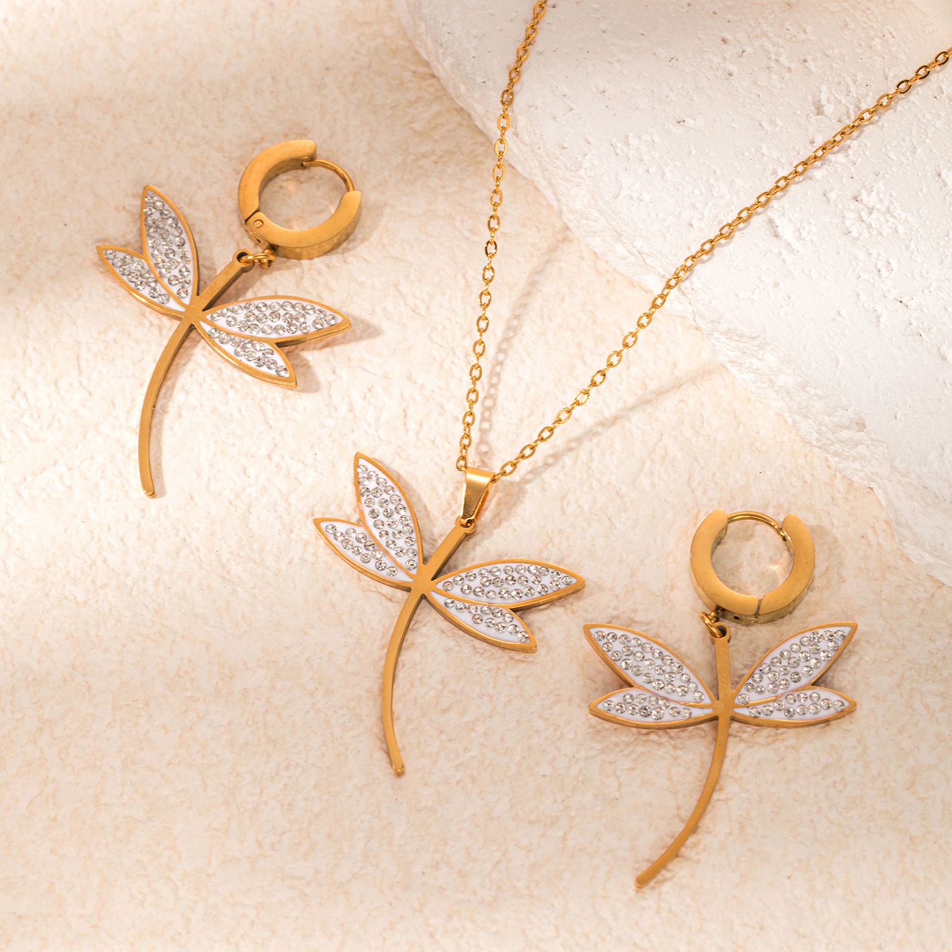 Libelle Halskette aus Titanstahl mit Mikro-Strass-Zirkonia