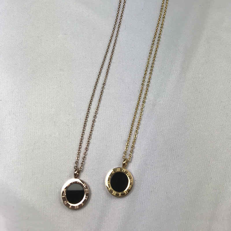 Colgante de concha negra con patrón romano