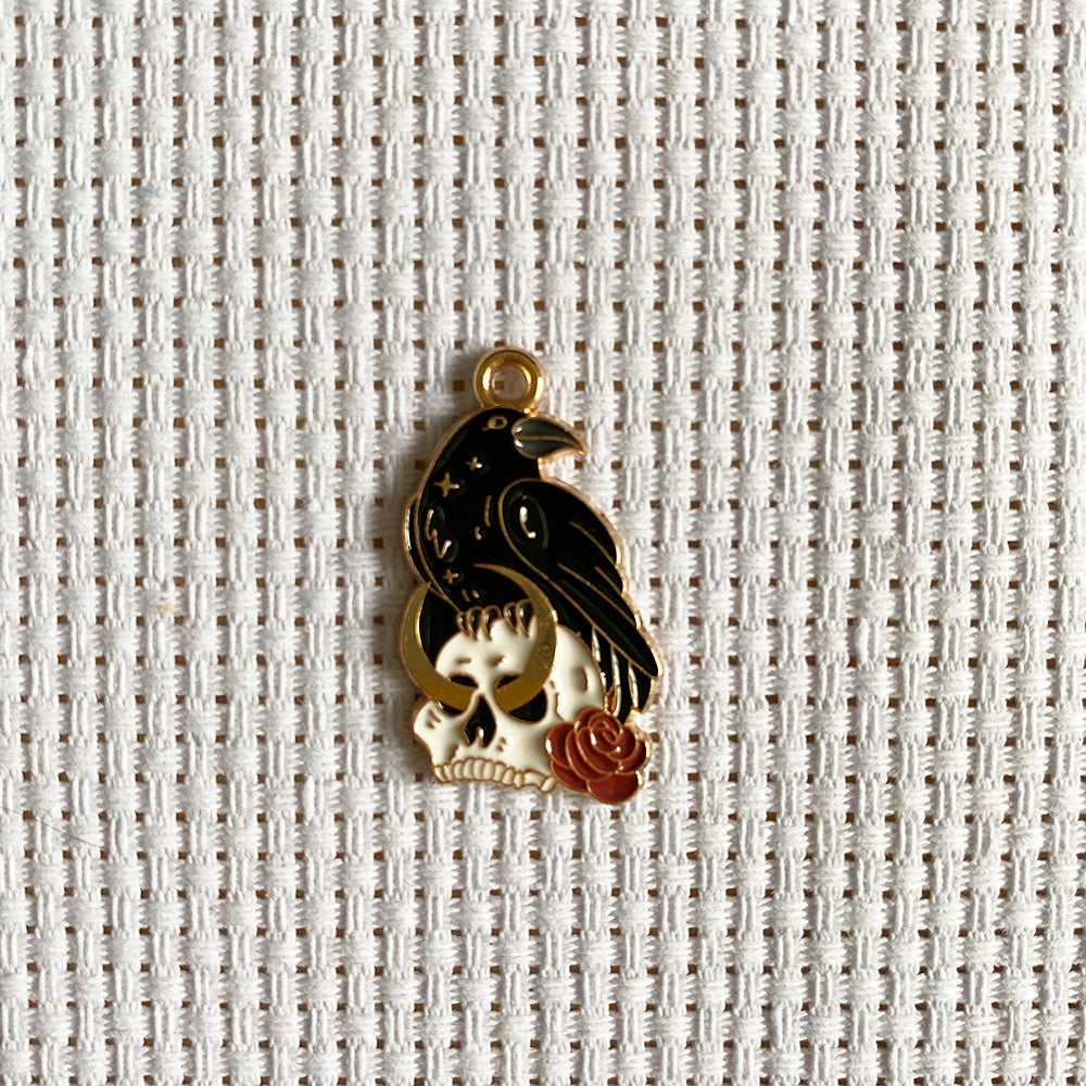 Halskette mit Anhänger im Gothic-Stil mit schwarzer Krähe