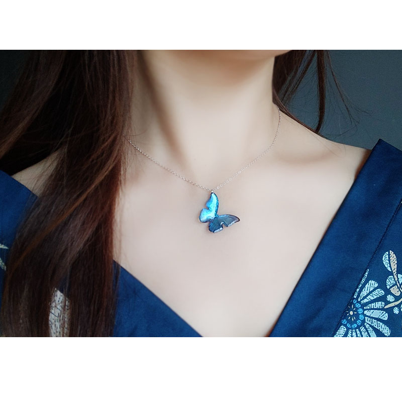 Pendientes largos de plata de ley S925 con perlas y mariposas azules