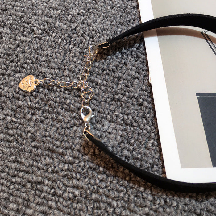 Collar gargantilla con tachuelas