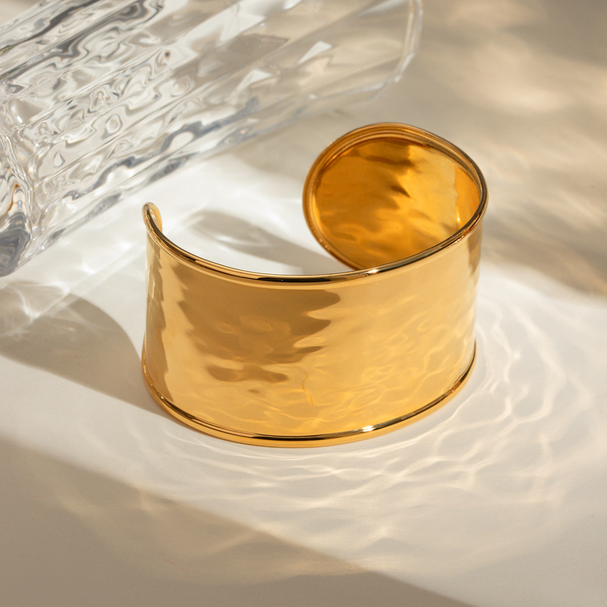 Exaggerated And Personalized 18K Gold Wide Surface Hammer Pattern Open-ended Bracelet
