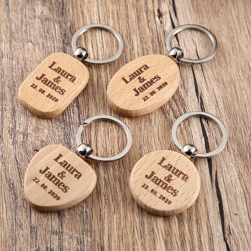 Llavero con colgante de letras de madera grabadas con nombre