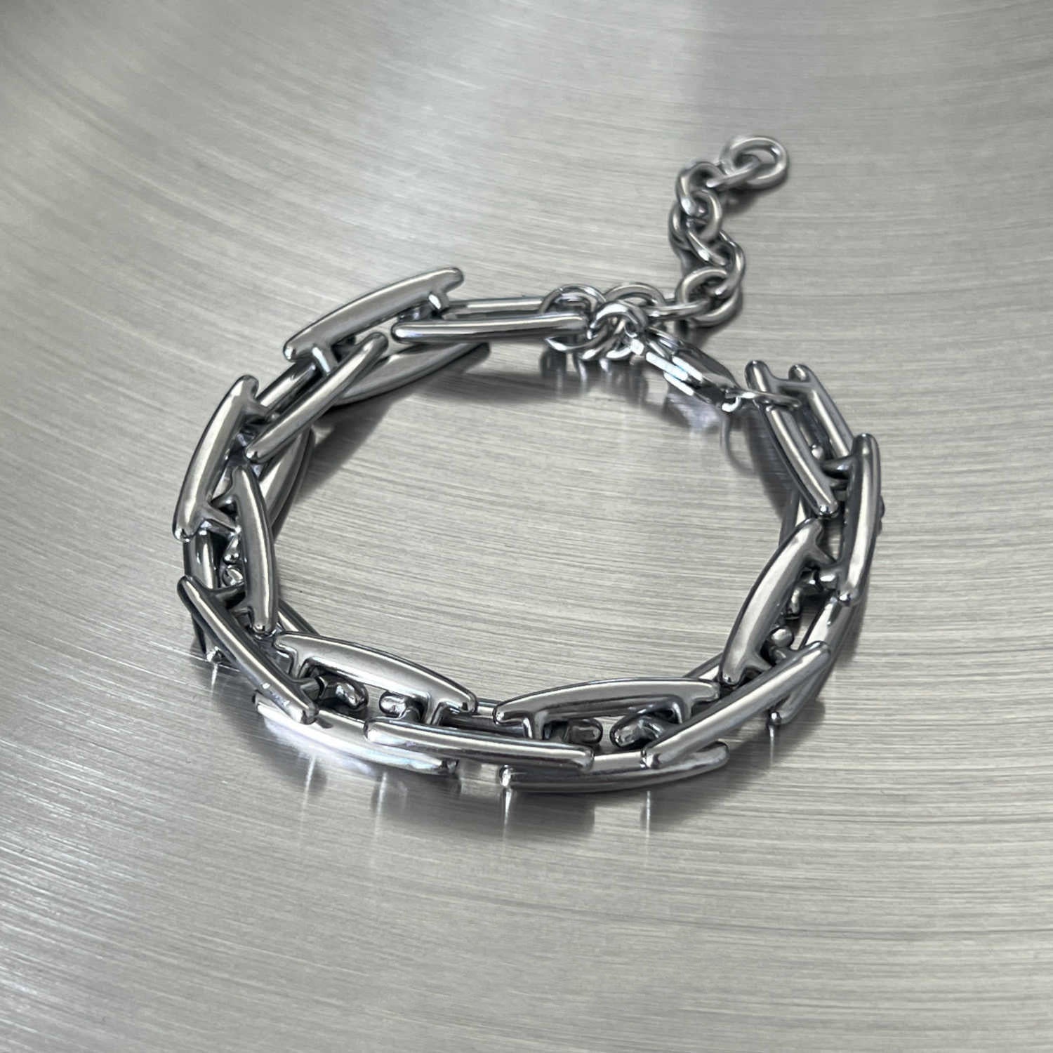 Pulsera para hombre de acero de titanio de diseño avanzado que no se decolora