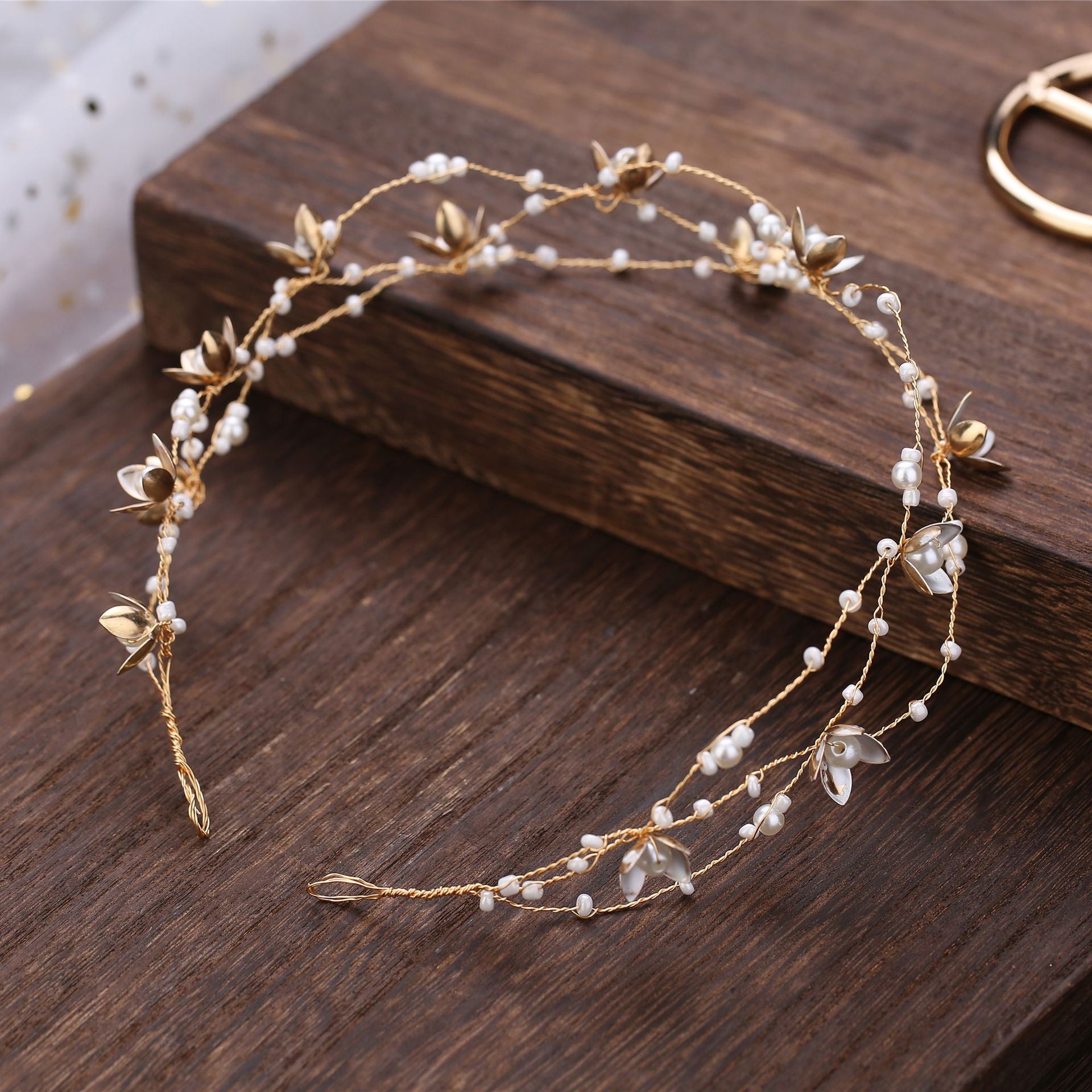 Handgefertigtes Blumen-Perlen-Braut-Stirnband Diadem