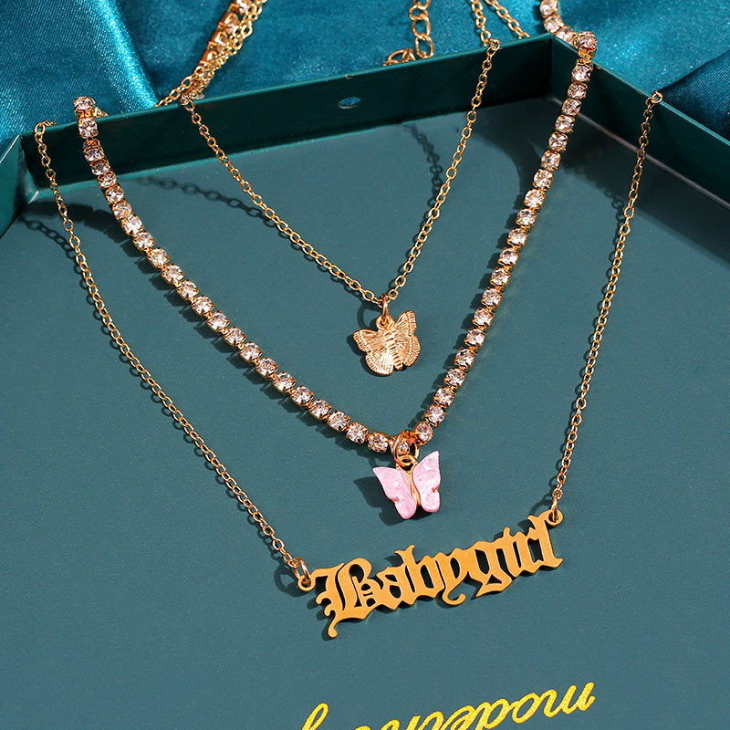 Harz-Metall-Schmetterlingsanhänger Babygirl Buchstaben-Accessoire Mehrschichtige Halskette