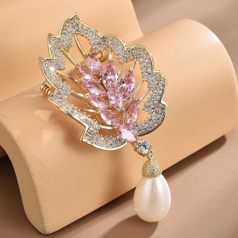 Broche de perlas con hoja de circonita, elegante ramillete