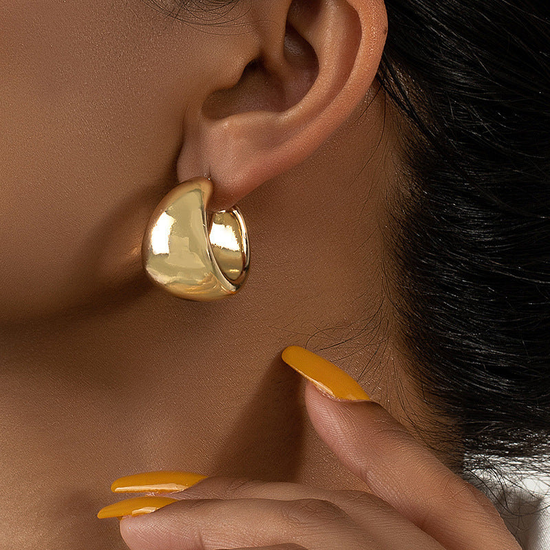 Pendientes C con superficie ancha de metal estilo europeo y americano, de moda sencilla