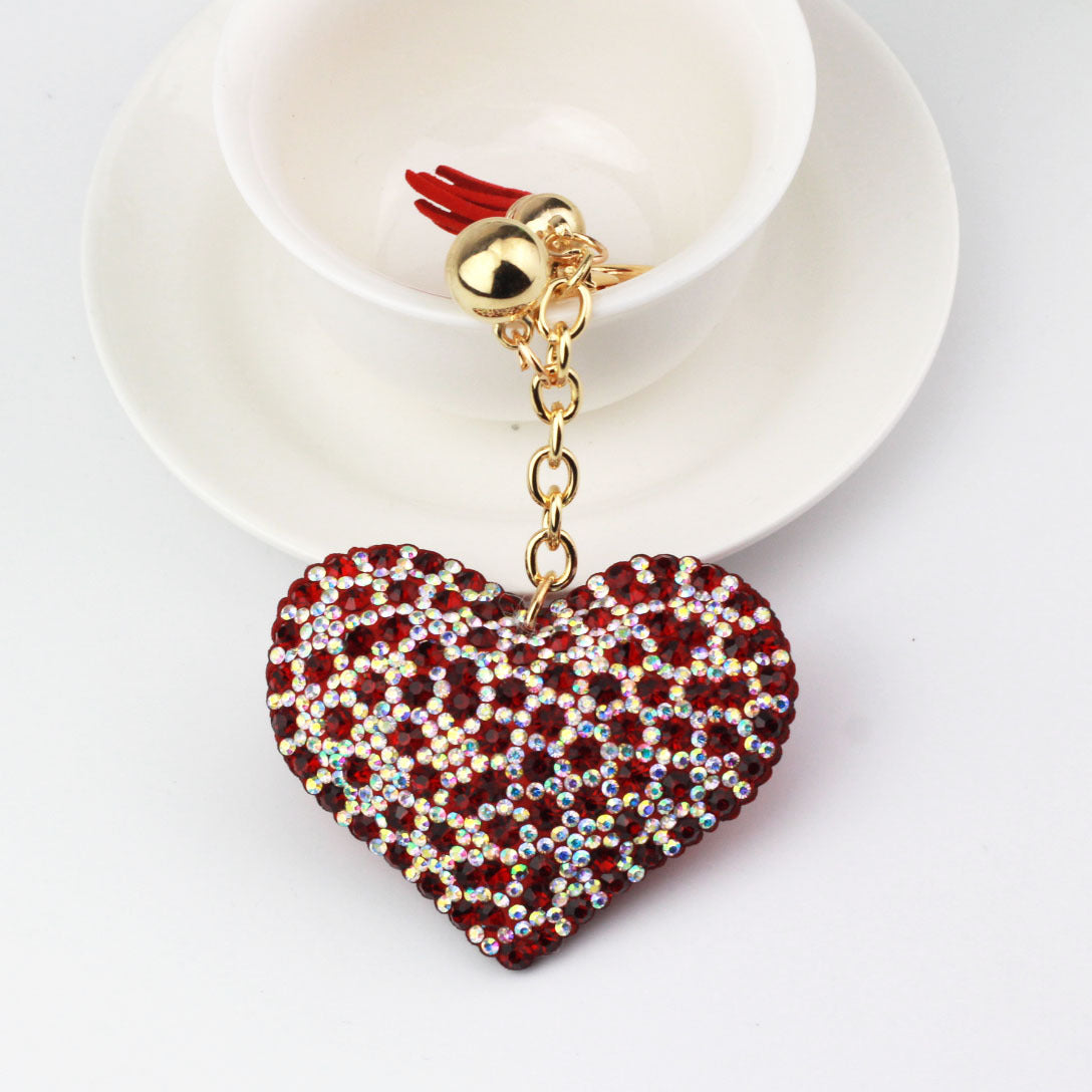 Llavero de franela con forma de corazón de durazno y diamantes de colores