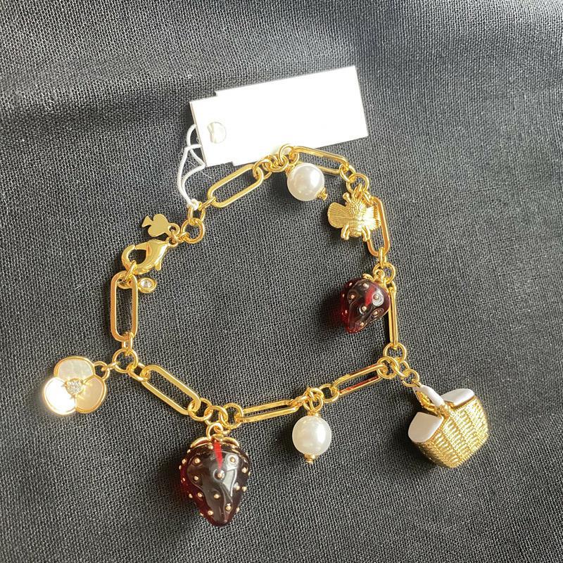 Armband aus Landpflanzen mit roten Harz-Erdbeerperlen und Edelsteinen