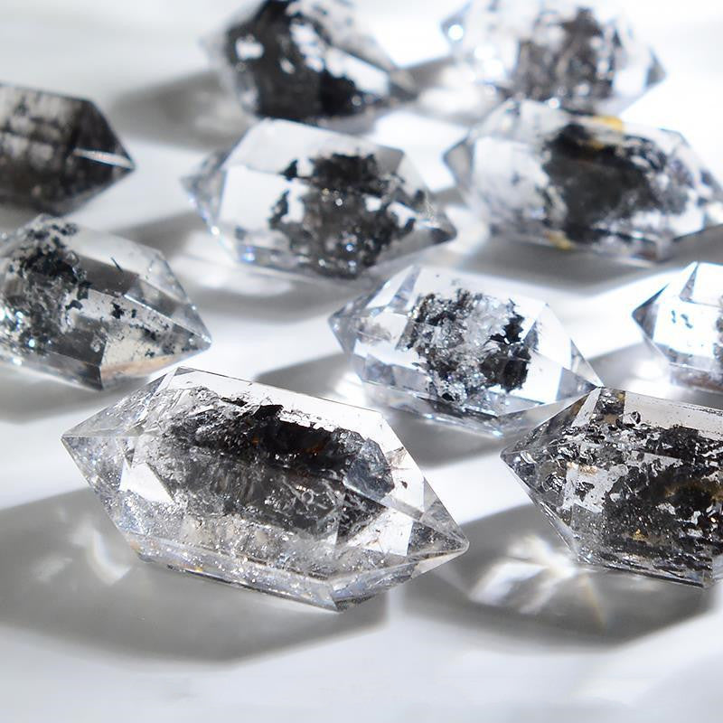 Natürlicher Kristall Schwarzer funkelnder Diamant Boutique Doppelspitzen Rohstein-Anhänger